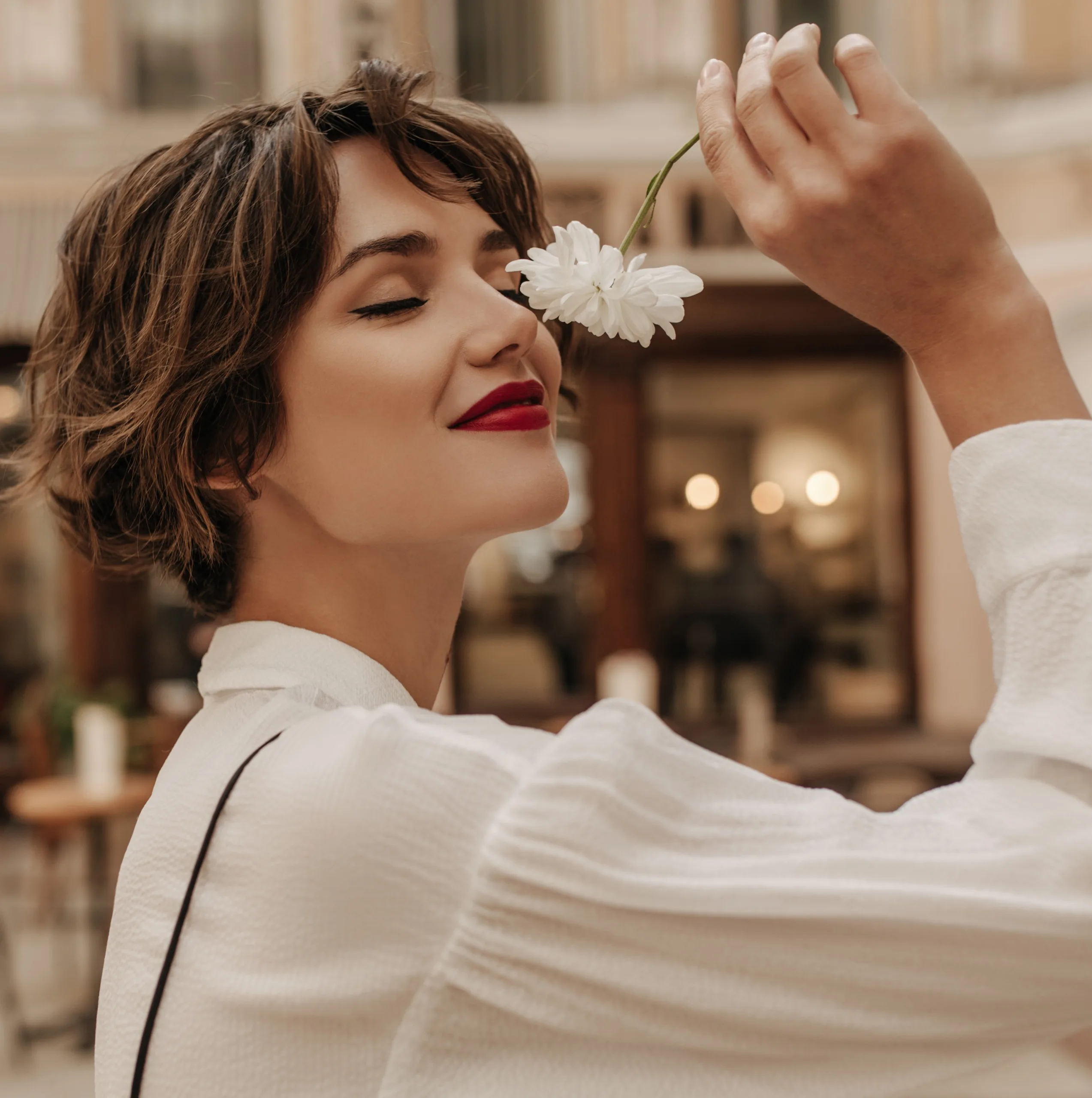 Ma armastan häid lõhnu. Päriselt. Üks õige noot ja ma olen taas Pariisi kohvikus, vanaema magusas safranisahtlis või möödunudsuvises õhtus. Lõhnad töötavad otse